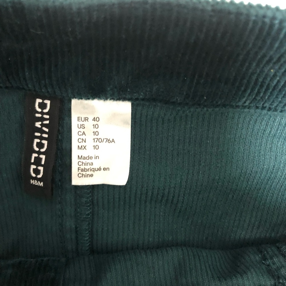 Features:Button Front
2 side pockets - Picture 5 of 5